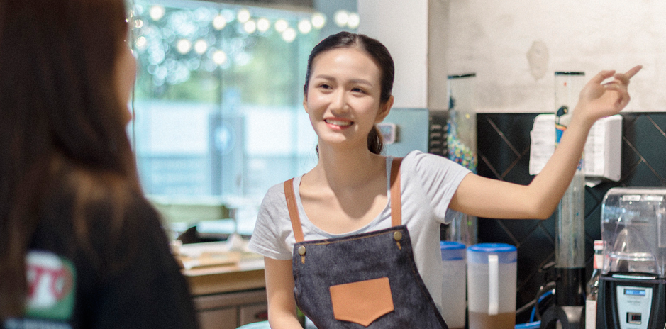 现在社会缺人才，不缺文盲，更不缺劳动力。没专业，没文凭的人很难求职，受累更挣不到钱