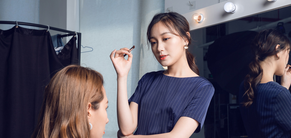 你将进入稀缺的人才，高薪就业的时尚圈.大媒体、各电视台、文化艺术单位、广告公司、影视公司在向你招手。不但可以找到一份好工作，自我形象气质360大变样.